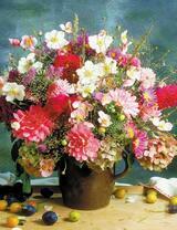 Букет летних цветов в глиняном кувшине и сливы