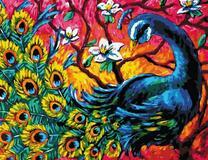 Красочный павлин среди цветущего дерева