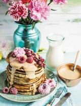 Красивый завтрак с кофе, блинчиками и ягодами