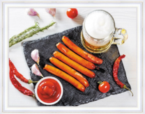 Пиво и колбаски с острым соусом