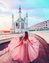 Девушка в пышном платье у мечети Кул-Шариф