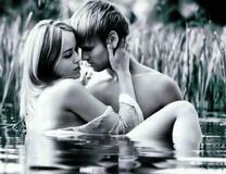 Двое влюбленных в тихом озере