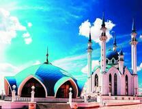 Белые облака и синее небо над мечетью Кул-Шариф