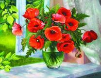 Букетик маков в прозрачной вазе на окне