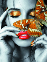 Женщина и золотая бабочка