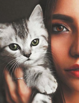 Девушка и пушистый маленький котёнок