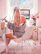 Девушка в белых гольфах