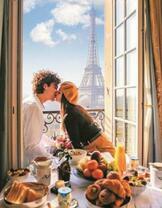 Сладкий утренний поцелуй в Париже
