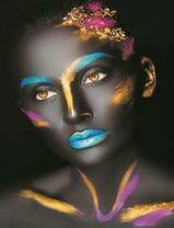 Темнокожая девушка с цветным макияжем