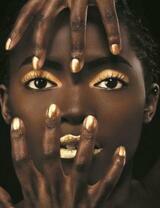 Красивая девушка с золотым мейком