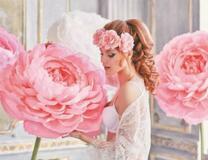 Красивая девушка и огромные цветы