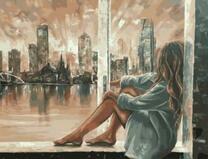 Девушка грустит на фоне мегаполиса