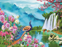 Красивый павлин у водопада