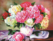 Красивый букет пионов в цветастом кувшине