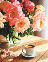 Крепкий кофе и букет цветов
