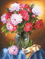 Букет пионов на голубой скатерти