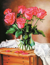 Букет розовых роз на деревянном столе