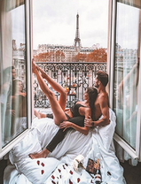 Влюбленная пара на балконе в Париже