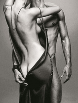 Обнаженный мужчина и девушка в вечернем платье