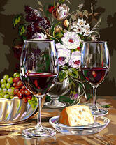 Стол с вином, цветами и фруктами