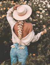 Девушка с ромашками в волосах