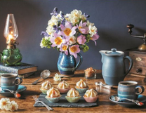 Чай с кексами и букет цветов