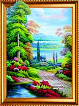 Высокое дерево у озера