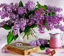 Букет сирени, книга и кувшинчик