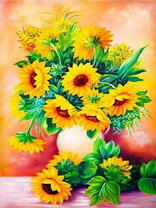 Сочные подсолнухи в белой вазе