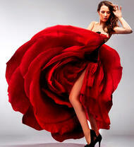 Девушка в красном платье-розе