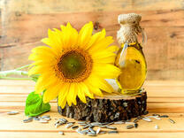 Подсолнечное масло и цветок