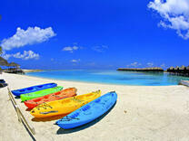 Цветные лодки на песчаном берегу