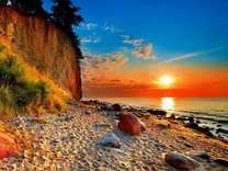 Неимоверный закат у песчаного берега