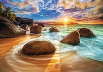 Большие валуны на морском побережье