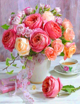 Букет пионовидных роз и чашечка чая