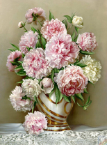 Большой букет пионов в антикварной вазе