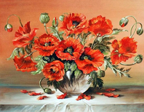 Букет красных маков в круглой вазе