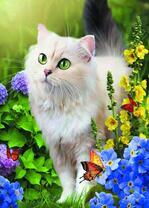 Зеленоглазая кошечка возле гортензии