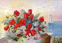 Букет красных и белых цветов на фоне моря