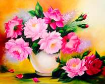 Белый кувшинчик с цветущими розами