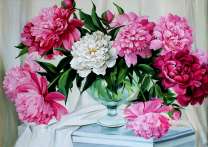 Большой букет пионов на белом столике