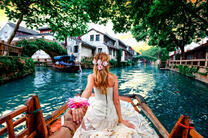 Нарядная девушка на лодке