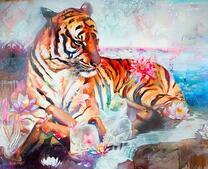 Большой тигр охраняет девушку