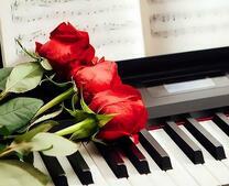 Три красных розы на пианино