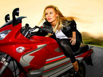 Красивая девушка на красном мотоцикле