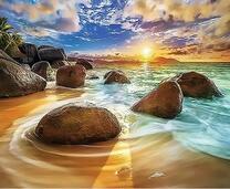 Закат на песчаном берегу у моря