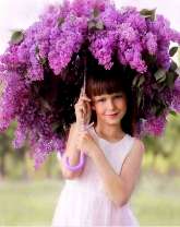 Девчонка под зонтом из сирени