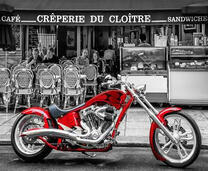 Красный мотоцикл возле кафе