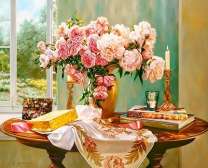 Букет розовых пионов на журнальном столике