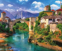 Мостик в городке через реку